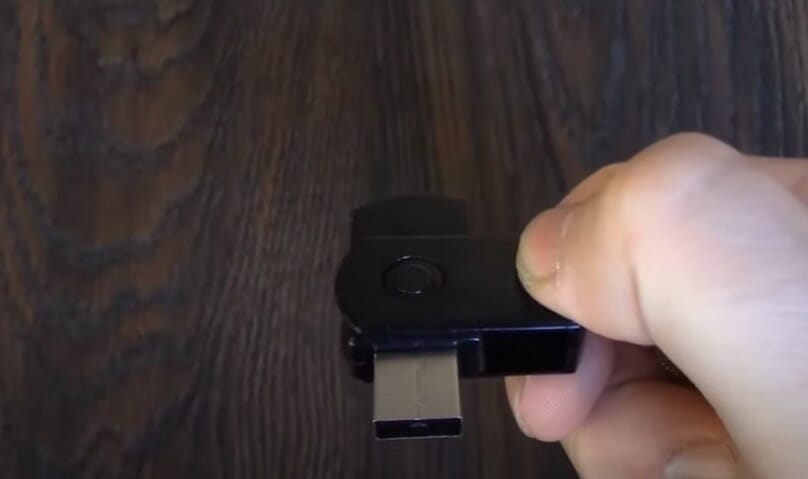 usb spy camera hold by a thumb